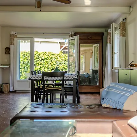 Holiday home Atypique, Cabanon Bord De *