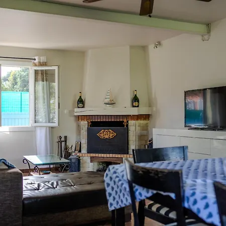 Atypique, Cabanon Bord De Holiday home *