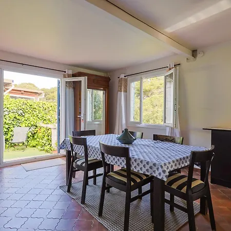 Holiday home Atypique, Cabanon Bord De *
