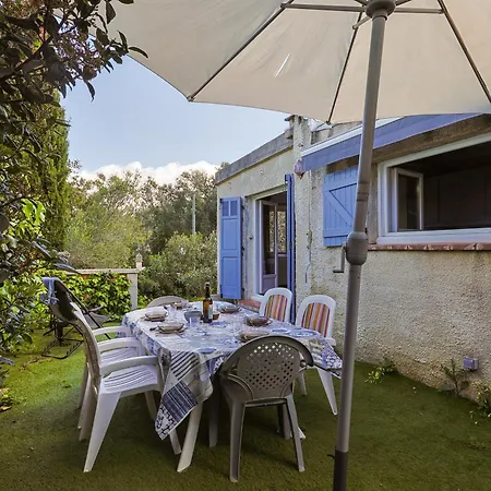 Atypique, Cabanon Bord De Holiday home *