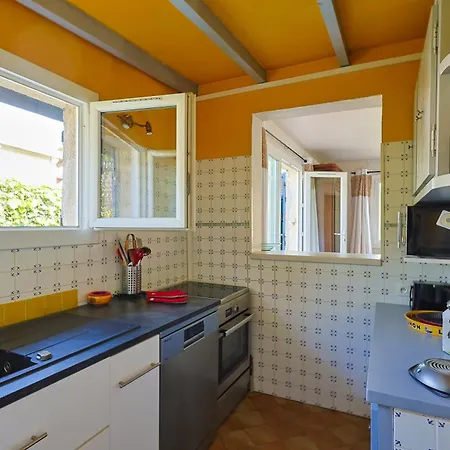 Atypique, Cabanon Bord De Holiday home