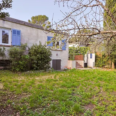Atypique, Cabanon Bord De Holiday home