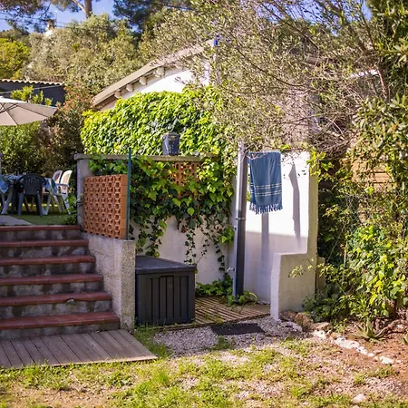 Atypique, Cabanon Bord De Hyeres