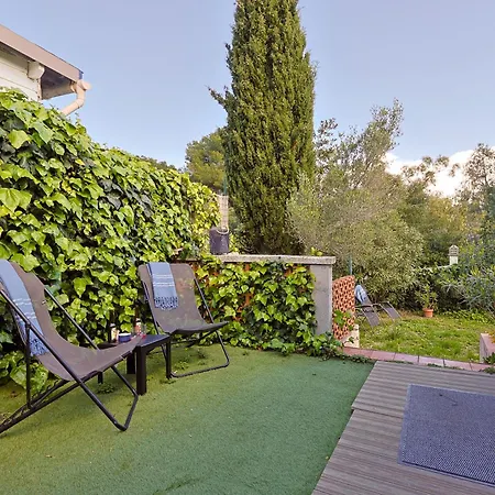 Atypique, Cabanon Bord De Holiday home